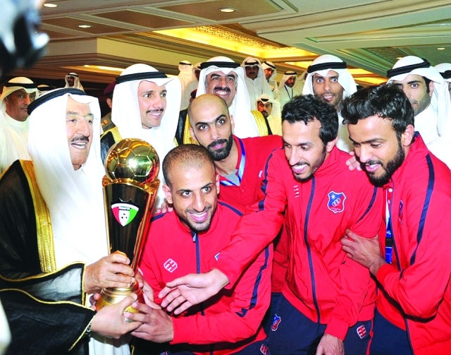 "■ أمير الكويت يسلم الكأس لأبطال اللقب | البيان"