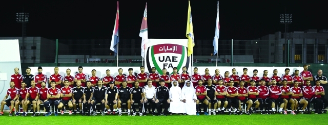 "■ محمد عمر وبوساكا يتوسطان الحكام المشاركين | البيان"