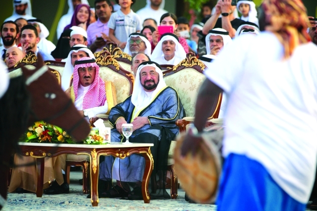"سموه يتابع عرضاً تراثياً"