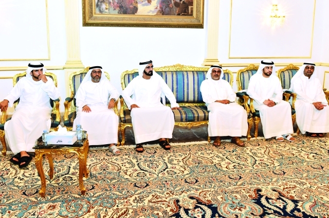 "■ محمد بن راشد وحمدان بن محمد يقدمان واجب العزاء إلى ذوي الفقيد"