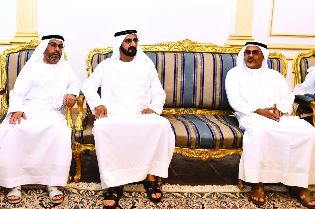 "■ محمد بن راشد مقدماً واجب العزاء لذوي الفقيد | تصوير: محمد هشام"