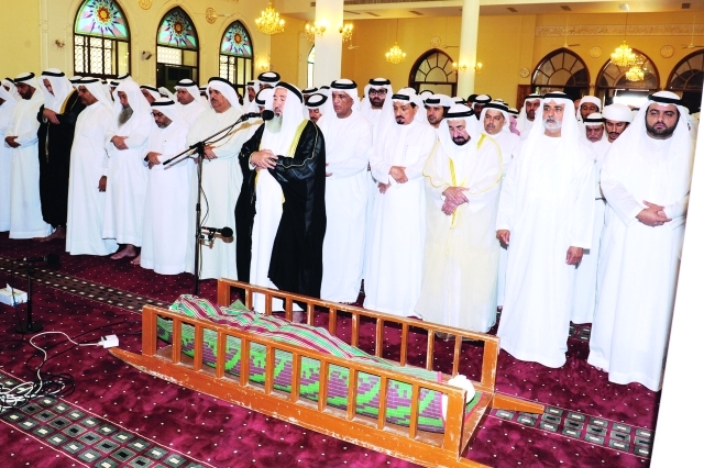 "■ سلطان القاسمي وحميد النعيمي وسعود بن صقر ومحمد بن حمد الشرقي ونهيان بن مبارك وحميد المعلا يؤدون الصلاة على الفقيد | تصوير: يونس يونس"