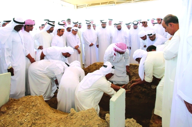"■ حاكم الشارقة والشيوخ والمشيعون يوارون الجثمان الثرى"