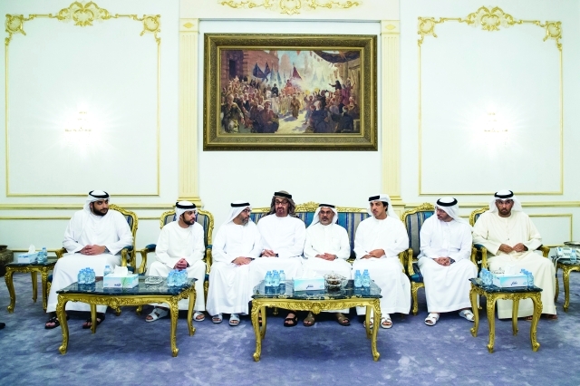 "محمد بن زايد يقدم العزاء لأسرة الرومي بحضور منصور بن زايد وأنور قرقاش وسلطان الجابر"