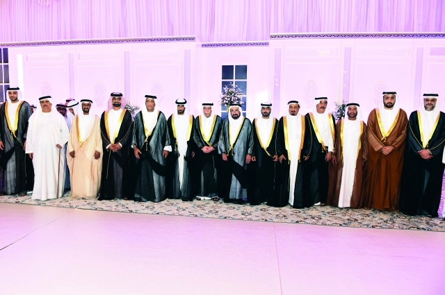 "■ سلطان القاسمي وحميد النعيمي وسعود المعلا وسعود بن صقر وأحمد بن سلطان القاسمي وأولياء عهود الشارقة وعجمان وأم القيوين وسرور بن محمد ومحمد بن سعود القاسمي والعريس وحميد المعلا والشيوخ خلال الحفل | تصوير: محمد هشام"