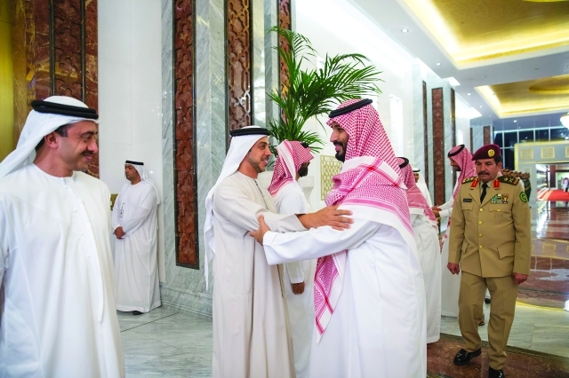 "■ منصور بن زايد مرحباً بمحمد بن سلمان بحضور عبد الله بن زايد"