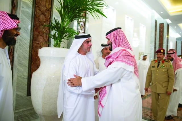 "■ سيف بن زايد يصافح محمد بن سلمان بحضور هزاع وطحنون بن زايد"