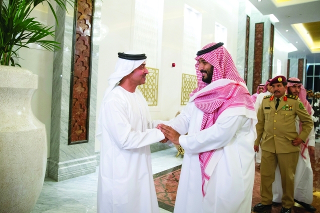 "■ هزاع بن زايد مصافحاً محمد بن سلمان"