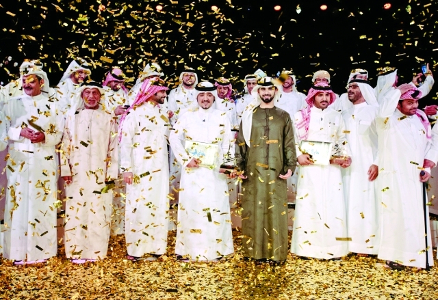 "■ منصور بن محمد يتوسط الفائزين | تصوير - عماد علاءالدين"