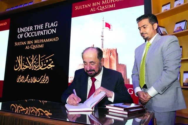"■ حاكم الشارقة يُوقّع نسخة من كتاب تحت راية الاحتلال | البيان"