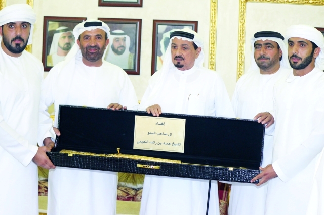 "■ .. وسموه يتلقى هدية رمزية من الشريقي الكعبي | البيان"