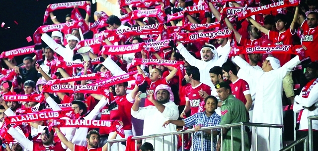 "■ إدارة الأهلي توزع شعارات الفرسان على الجماهير"
