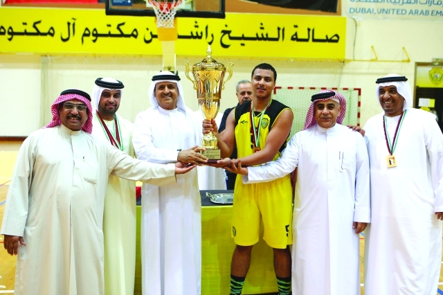 "■ إسماعيل القرقاوي يسلم الكأس لقائد الوصل | البيان"