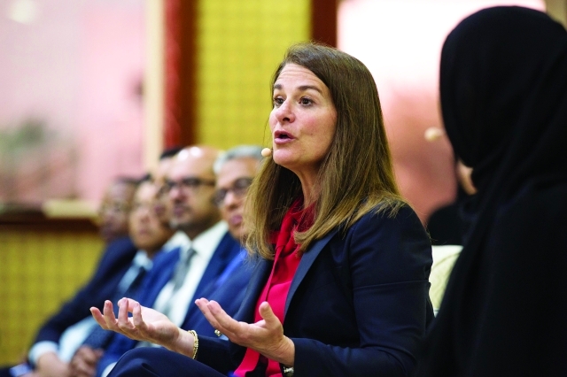 "■ ميلندا غيتس متحدثة خلال المحاضرة"