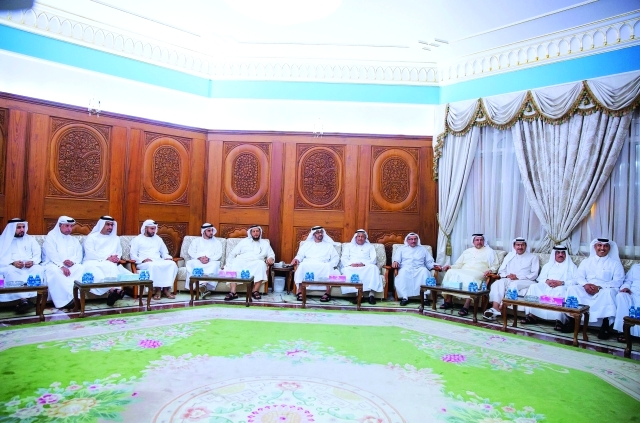 "■ محمد بن زايد يعزي أنجال وذوي الفقيد محمد القاز | وام"