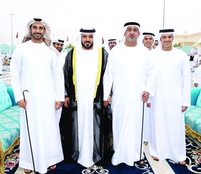 "■ سلطان بن خليفة يتوسط العريس والحضور | وام"