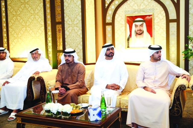 "■ راشد النعيمي وسيف السعدي وجانب من حضور حفل الزفاف"