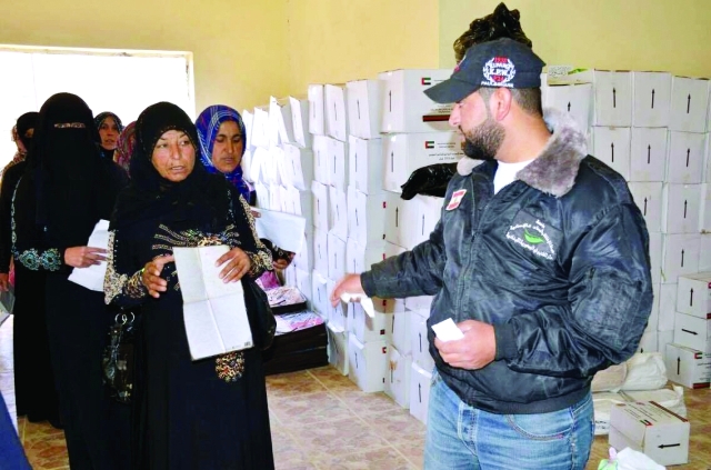 "■ خلال توزيع المساعدات"
