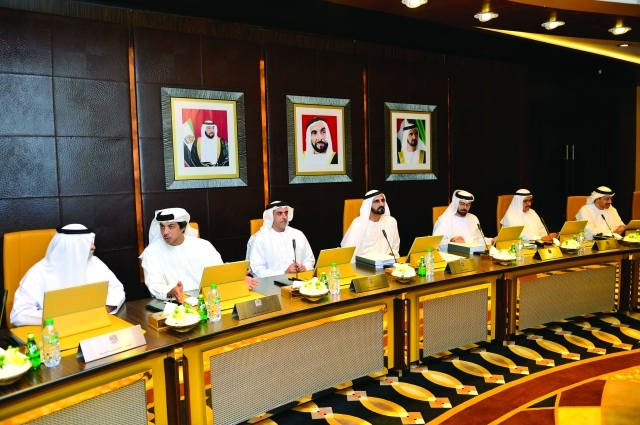 "■ محمد بن راشد خلال الاجتماع بحضور حمدان بن راشد وسيف ومنصور وعبدالله بن زايد ونهيان بن مبارك ومحمد القرقاوي"