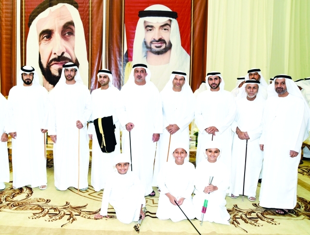 "■ سلطان بن خليفة وذياب بن طحنون والشيوخ خلال الحفل"