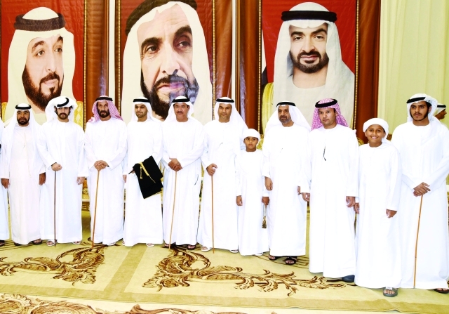 "■ سلطان بن حمدان وزايد بن طحنون وعدد من الحضور"