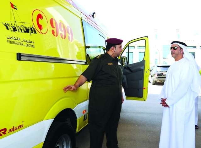 "■ سموه يستمع إلى شرح عن الشعار"