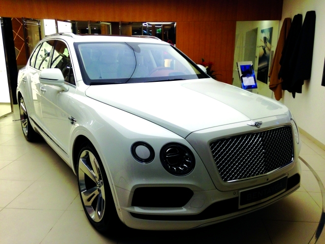 "Ⅶ السيارة في مقهى وصالة عرض الحبتور | البيان"