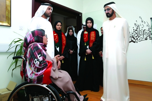"■ محمد بن راشد خلال جولته في جامعة زايد بحضور خليفة سليمان"