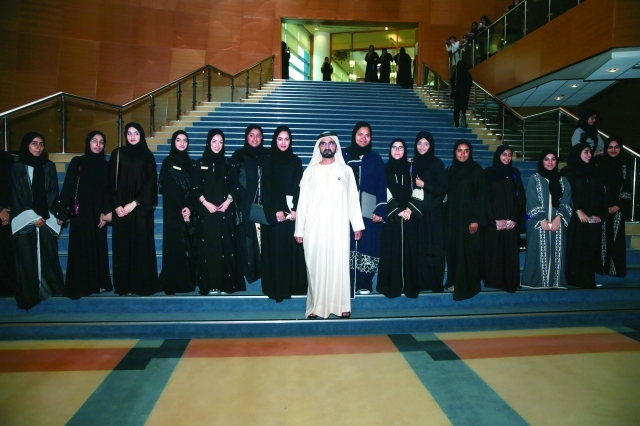 "■ نائب رئيس الدولة في لقطة تذكارية مع الطالبات"