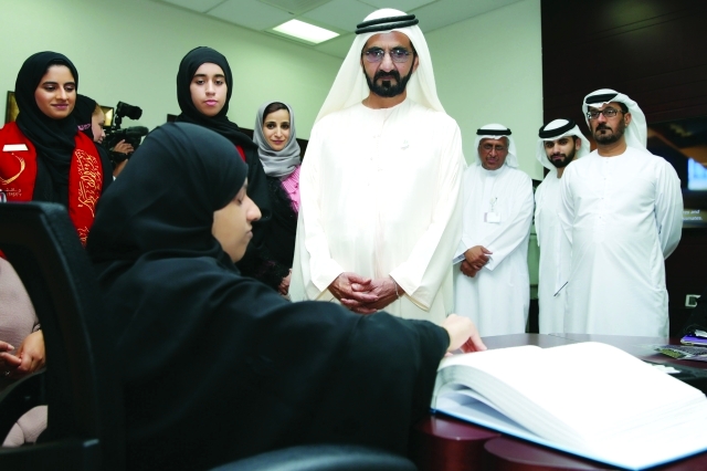 "■ محمد بن راشد يستمع لقراءة إحدى الطالبات ذوات الإعاقة لـ «ومضات من فكر» بحضور منصور بن محمد والحمادي وجميلة المهيري"
