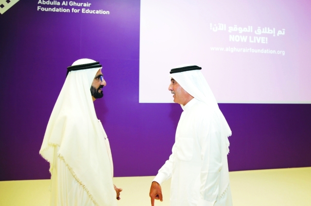 "■ محمد بن راشد متحدثاً لعبد العزيز الغرير"