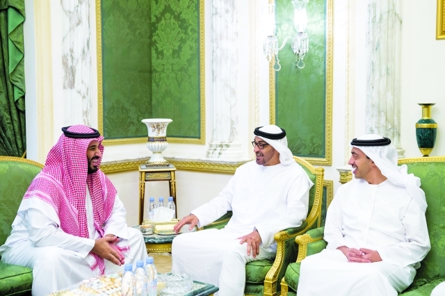 "■ محمد بن زايد لدى لقائه ولي ولي العهد السعودي بحضور عبدالله بن زايد"