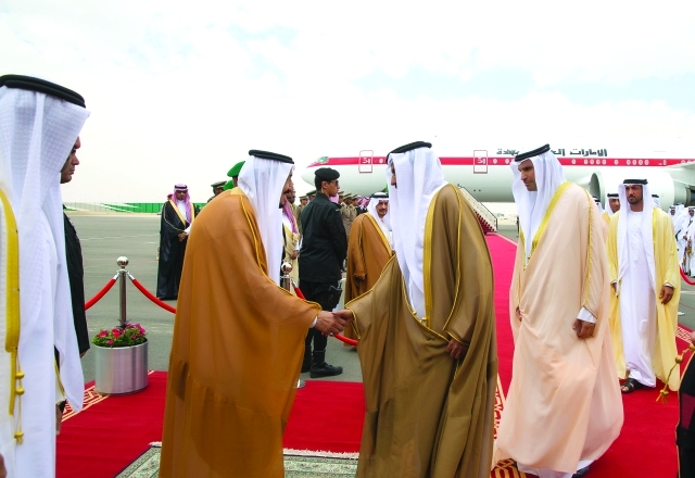 "■ بحضور محمد بن زايد.. سلمان بن عبدالعزيز يصافح علي الشامسي ويظهر خلدون المبارك ومحمد المزروعي"