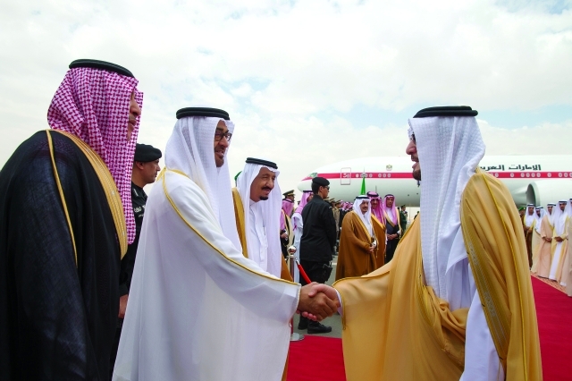 "■ محمد بن زايد بحضور سلمان بن عبدالعزيز يصافح كبار مستقبليه"