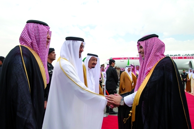 "■ .. ويصافح كبار المسؤولين"