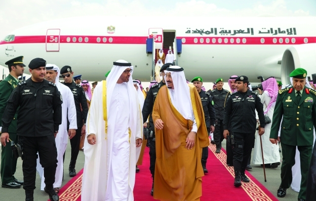 "■ سلمان بن عبدالعزيز في مقدمة مستقبلي محمد بن زايد لدى وصوله إلى الرياض   |  وام"