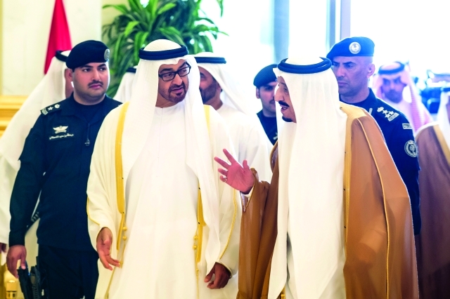 "■ ولي عهد أبوظبي وخادم الحرمين الشريفين يتبادلان الأحاديث الودية"