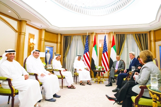 "محمد بن زايد وباراك أوباما خلال اللقاء بحضور عبدالله بن زايد وخلدون المبارك ويوسف العتيبة وجون كيري  |  وام"