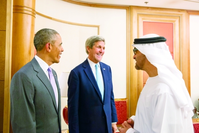 "محمد بن زايد في حديث مع باراك أوباما بحضور جون كيري"