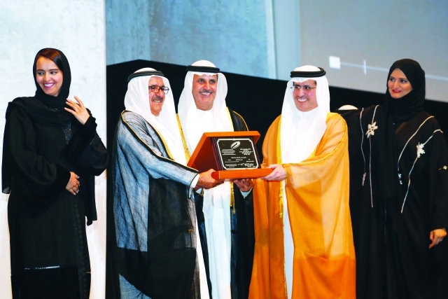 "■ حمدان بن راشد يكرم مطر الطاير وسعيد الطاير ممثلي كهرباء دبي"