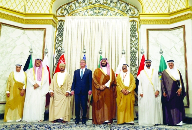 "■ وزراء دفاع مجلس التعاون بينهم محمد البواردي ونظيرهم الأميركي إضافة إلى الزياني في صورة جماعية |  رويترز"