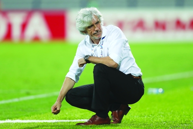 "يوفانوفيتش يتابع لاعبيه من على الخط/ البيان"