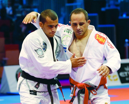 "■ البطل البرازيلي ماريو سيلفا عقب انتهاء اللقاء | البيان"