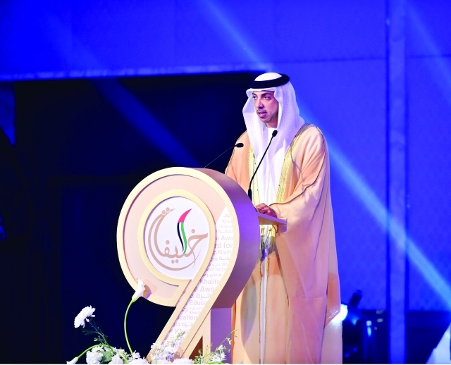 "منصور بن زايد متحدثاً خلال الحفل"