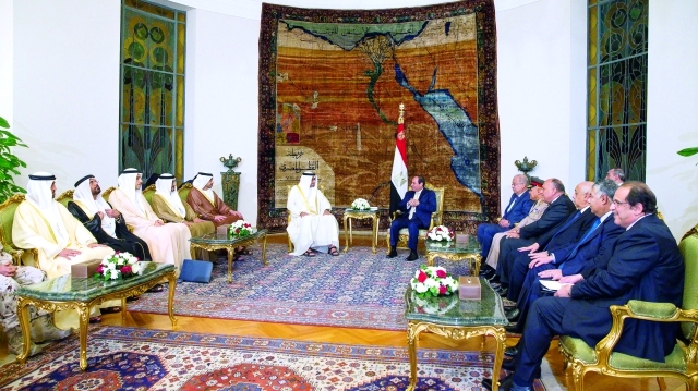"■ سموه خلال لقائه الرئيس المصري بحضور عبدالله بن زايد وعلي الشامسي وخلدون المبارك ومحمد المزروعي ومحمد الظاهري وكبار المسؤولين المصريين"