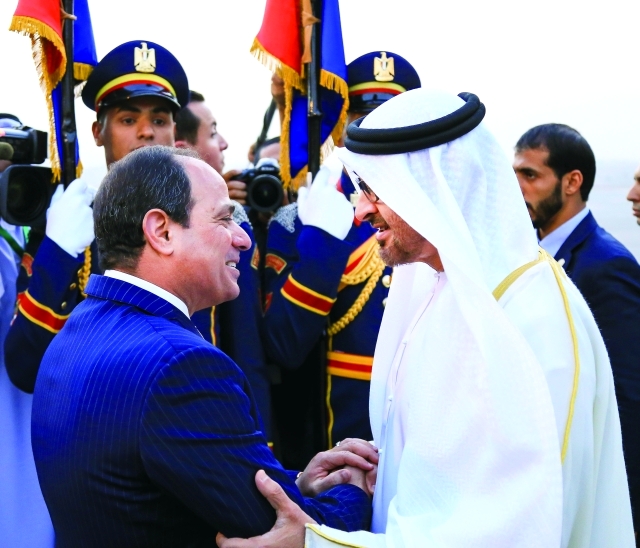 "■ ولي عهد أبوظبي يصافح الرئيس المصري"