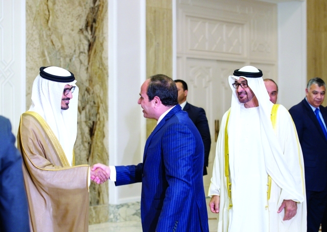 "■ بحضور محمد بن زايد ..  السيسي مصافحاً  علي الشامسي"