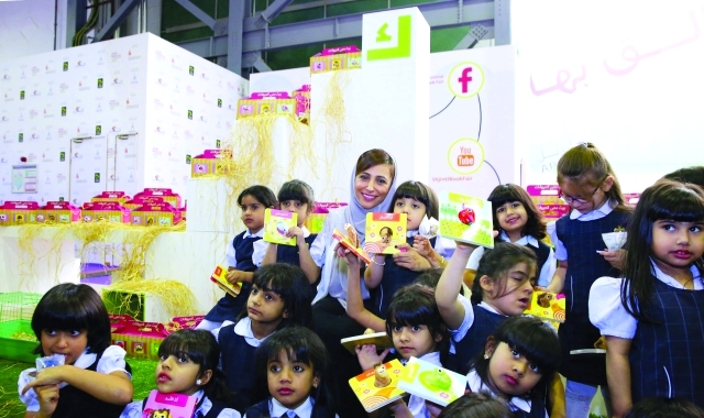 "Ⅶ بدور القاسمي خلال الجلسة القرائية مع الأطفال | من المصدر"