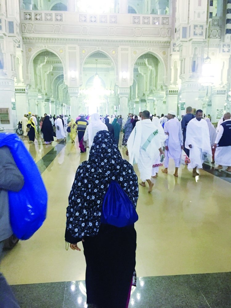 رخام ذهبي للمداخل الرئيسة للحرم والمسارات المخصصة للمشاة