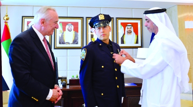 "■ سيف بن زايد يقلد ضابط الارتباط الأميركي لدى وزارة الداخلية بميدالية التعاون الأمني بحضور وليام براتون | من المصدر"
